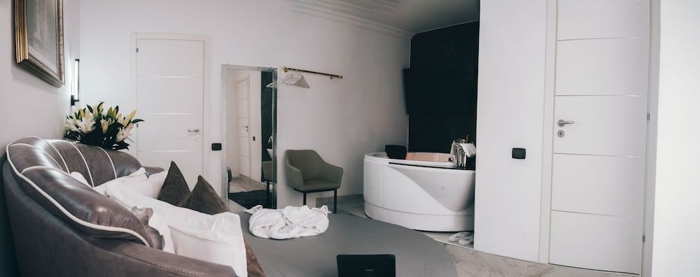 Honeymoon Suite