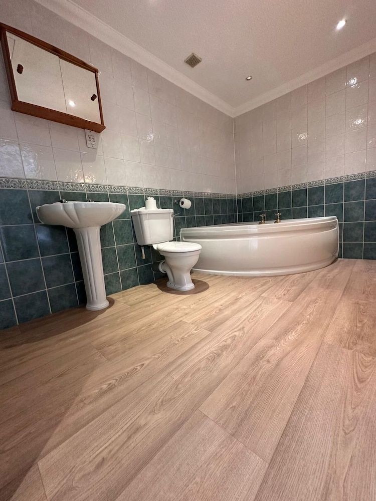 The Six Bells Family Suite, Ensuite 3