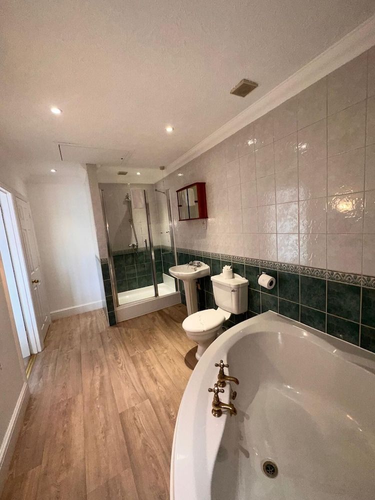 The Six Bells Deluxe Double Room, Ensuite 11