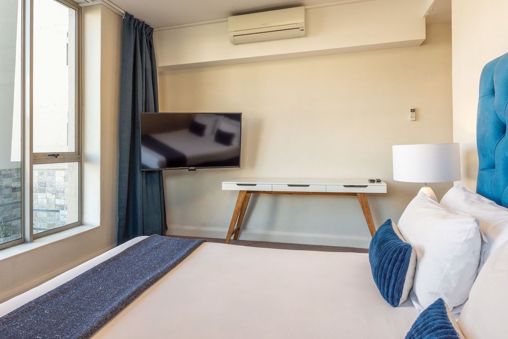 V&A Waterfront Luxury Residences - WHosting Presidential Apartment, 2 Bedrooms, Kitchen, Canal View 2