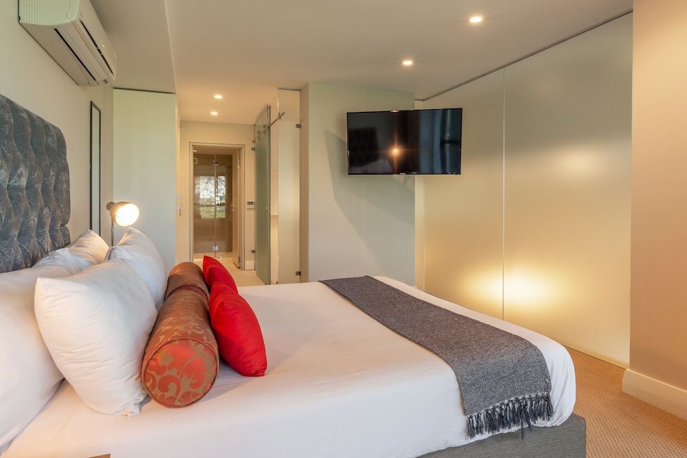 V&A Waterfront Luxury Residences - WHosting Presidential Apartment, 2 Bedrooms, Kitchen, Mountain View 3
