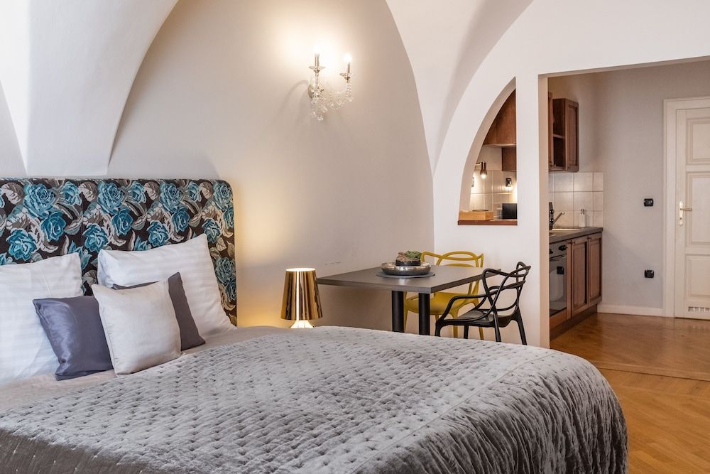 Chateau 9 Apartments by Adrez Living Deluxe Studio 4