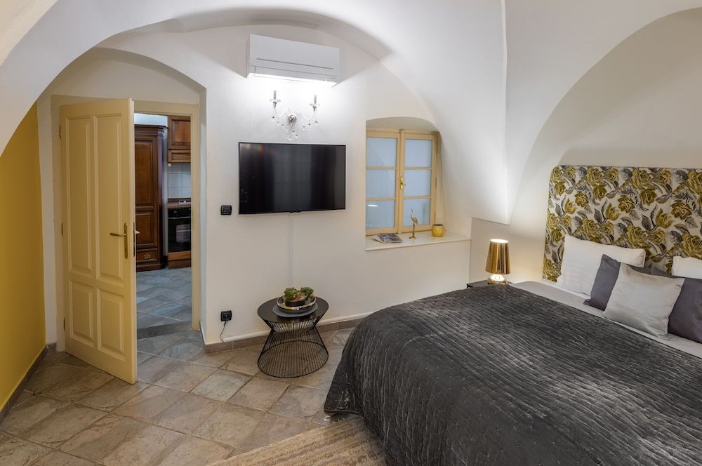 Chateau 9 Apartments by Adrez Living Deluxe Studio 3