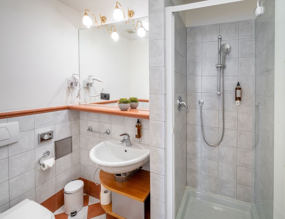 Chateau 9 Apartments by Adrez Living Deluxe Studio 6