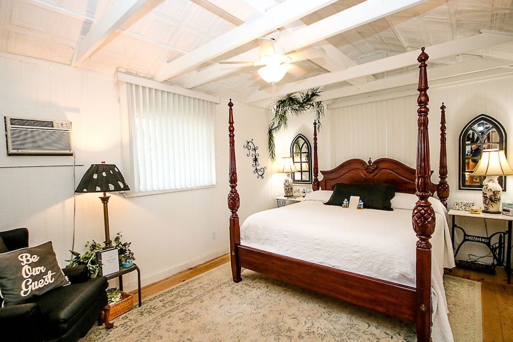 Cora's Cabins Lazy Squirrel Cabin 4