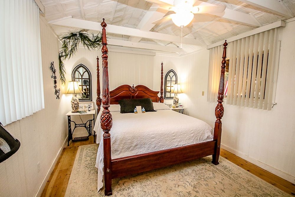 Cora's Cabins Lazy Squirrel Cabin 2