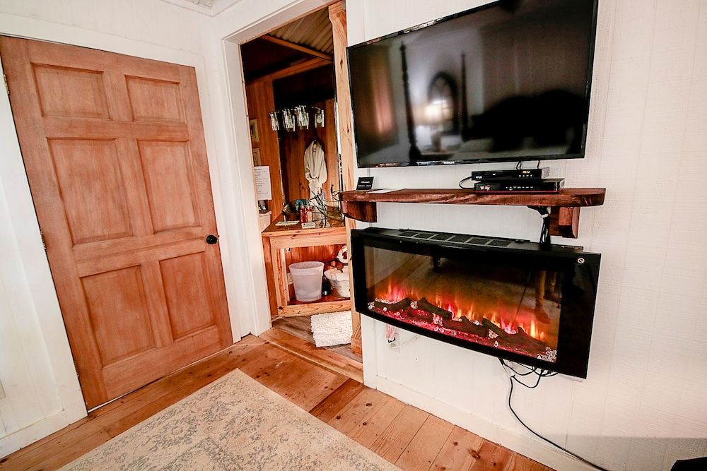 Cora's Cabins Lazy Squirrel Cabin 11