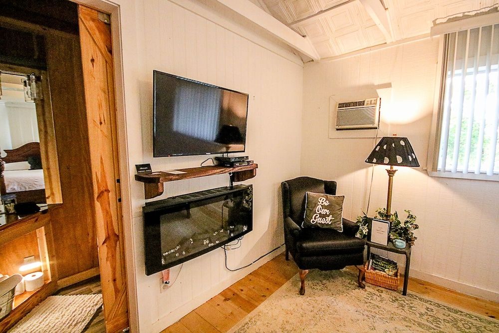 Cora's Cabins Lazy Squirrel Cabin 12