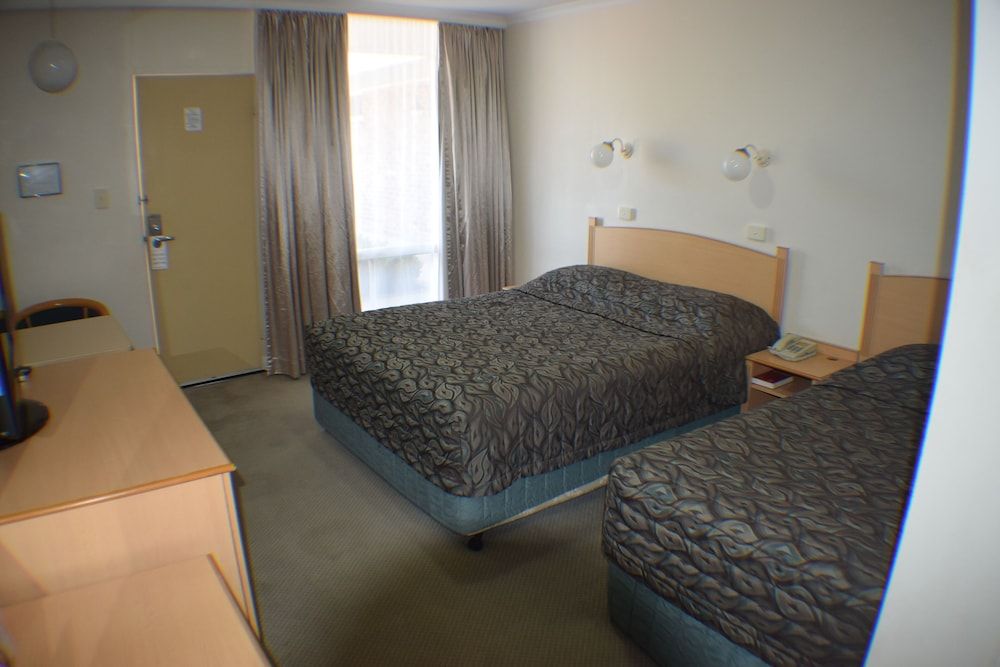 The Oxley Motel Standard Queen & 1 Single 2