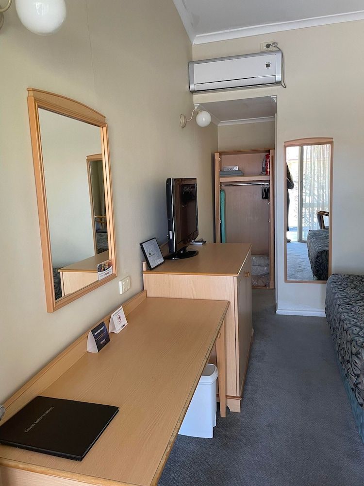 The Oxley Motel Standard Queen 4