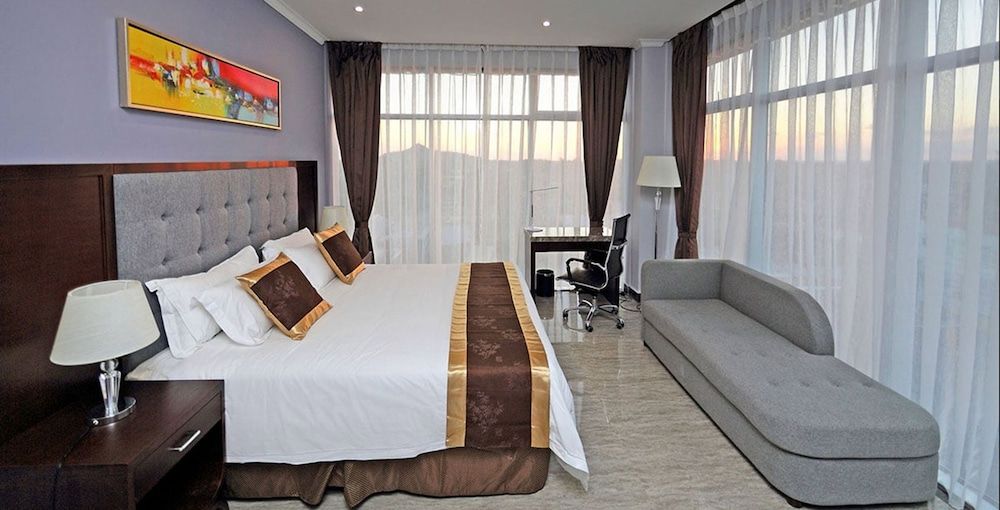 City Plaza Hotel & Suites Deluxe Room, 1 King Bed, Non Smoking, Mountain View 2