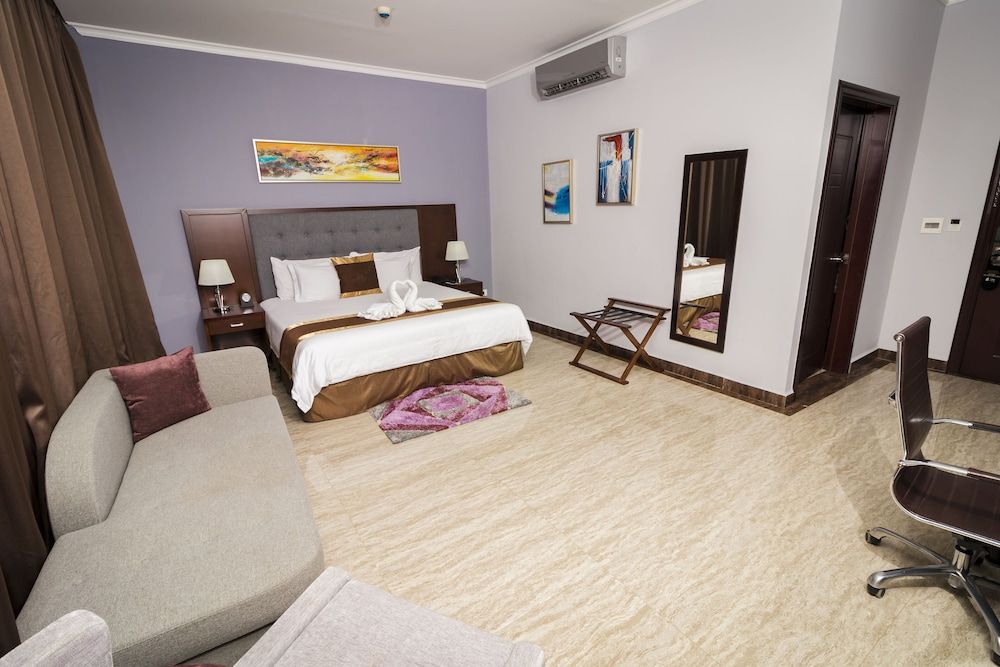 City Plaza Hotel & Suites Deluxe Room, 1 King Bed, Non Smoking, Mountain View