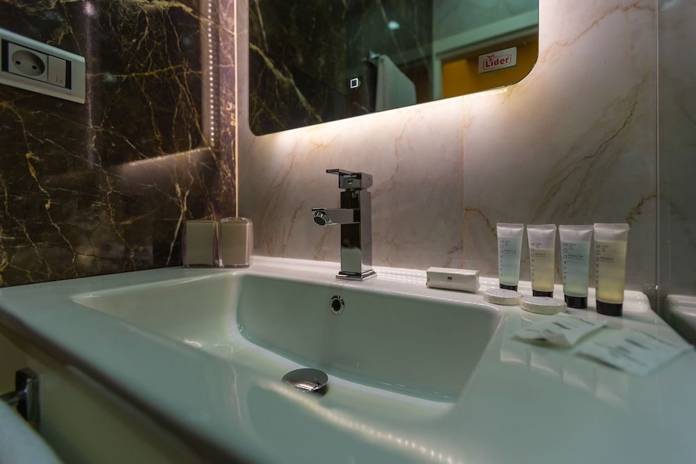 Aksent Hotel Standard Double Room, 1 King Bed 19