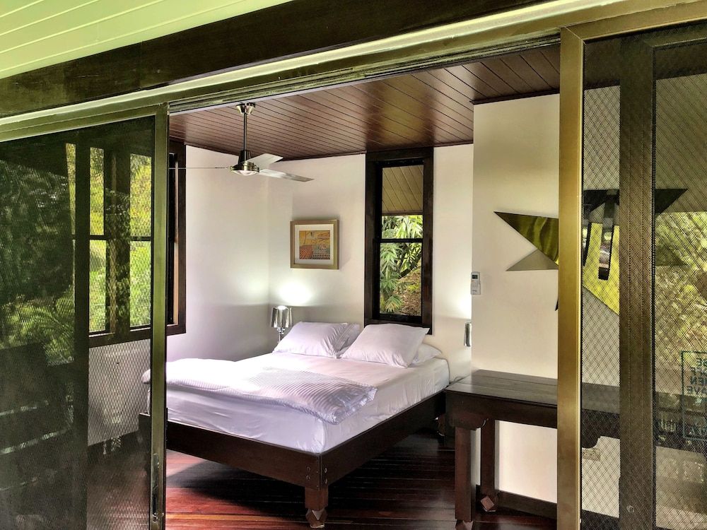 Deluxe Studio Suite, 1 Queen Bed, Partial Ocean View