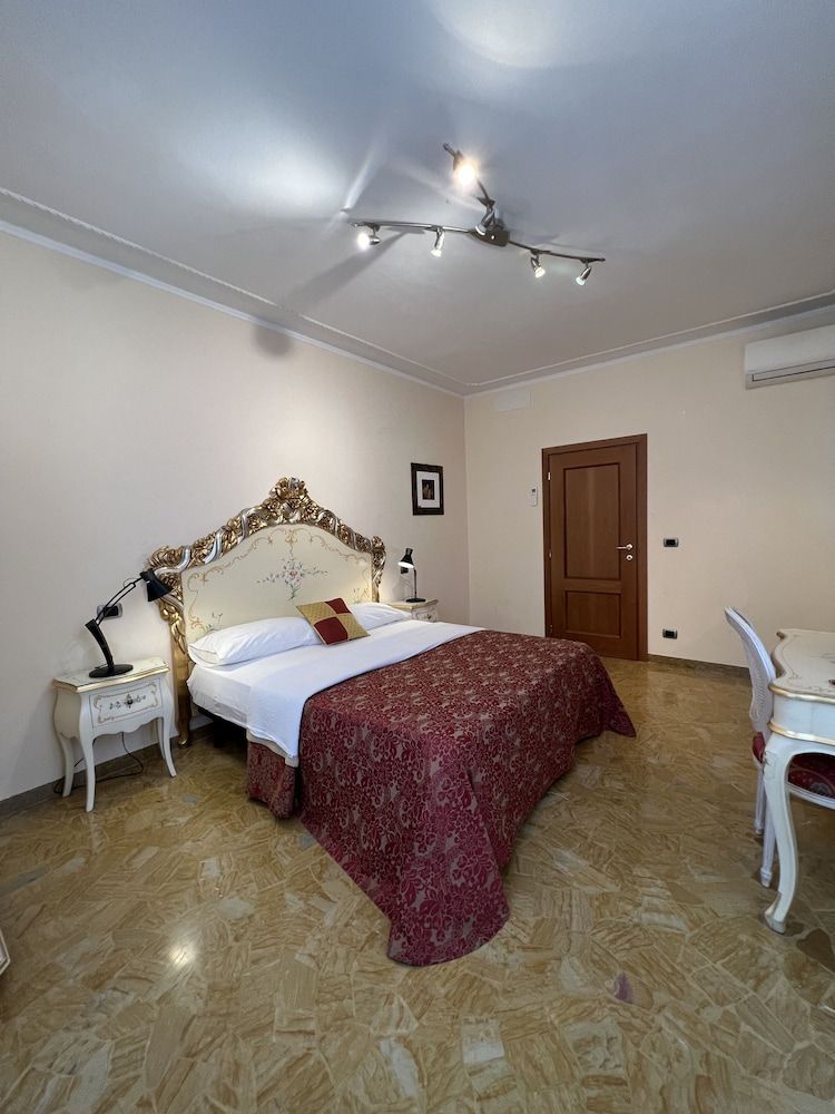 Angeles Inn Classic Double Room, 1 Queen Bed (External) 17