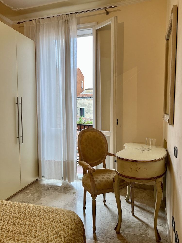 Angeles Inn Classic Double Room, 1 Queen Bed (External) 35