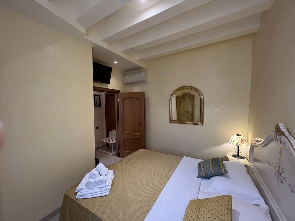 Angeles Inn Classic Double Room, 1 Queen Bed (External) 5