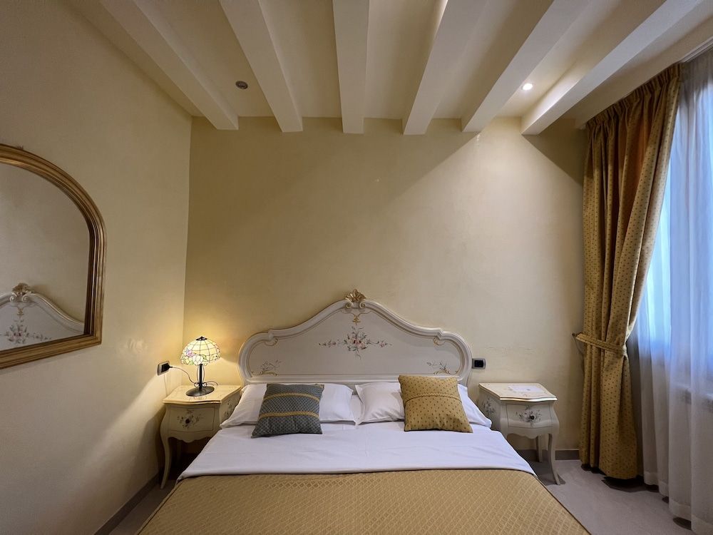 Angeles Inn Classic Double Room, 1 Queen Bed (External) 11