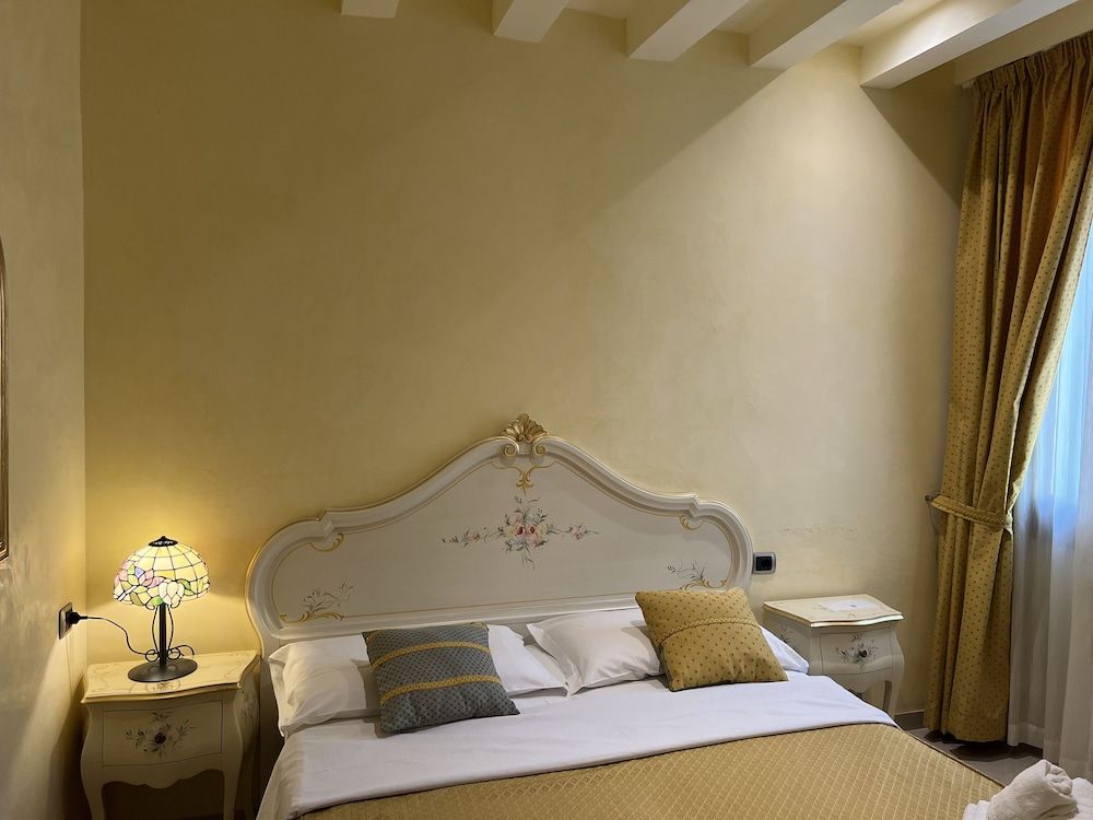 Angeles Inn Classic Double Room, 1 Queen Bed (External) 6