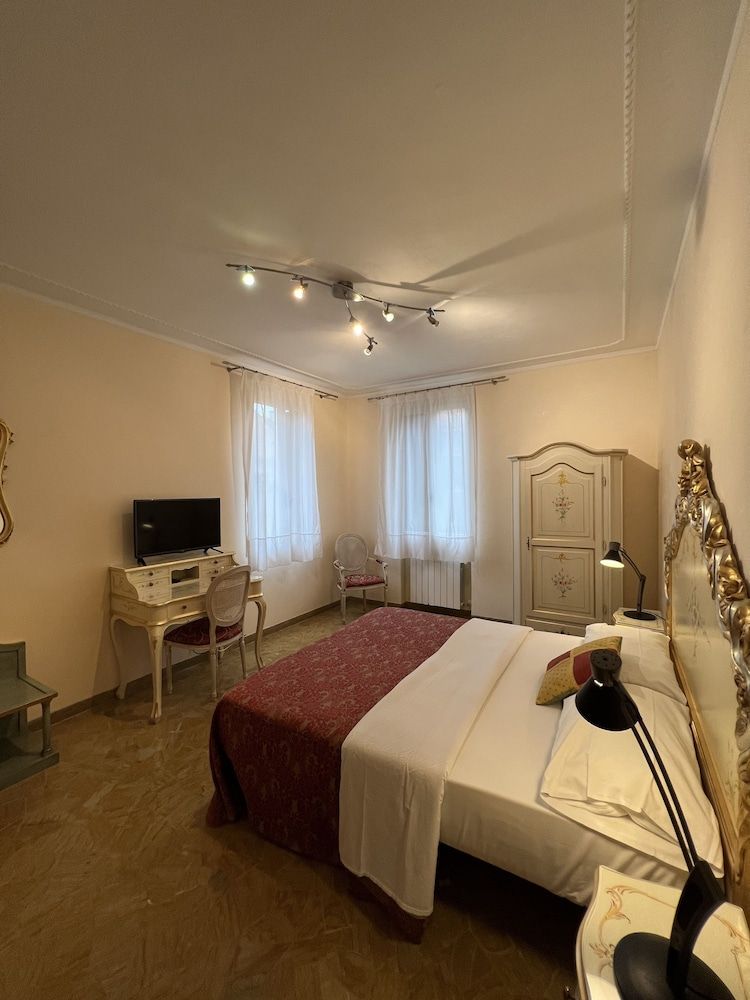 Angeles Inn Classic Double Room, 1 Queen Bed (External) 14