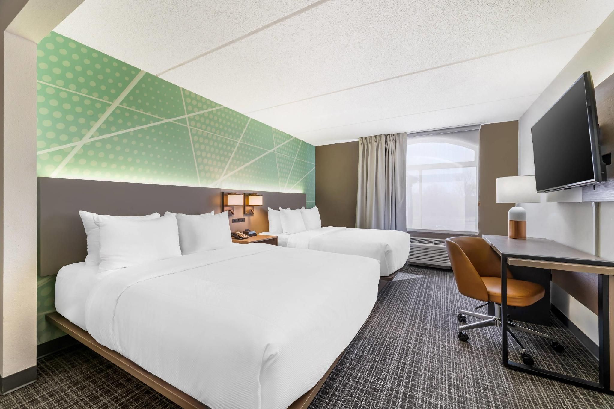 2 Queen Beds, Business Room, Suite, Nonsmoking