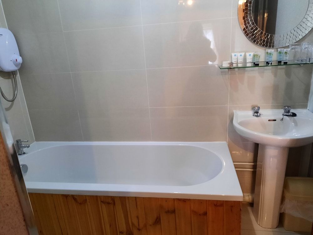 St Ronans Hotel Basic Triple Room, Ensuite (Room 6) 3