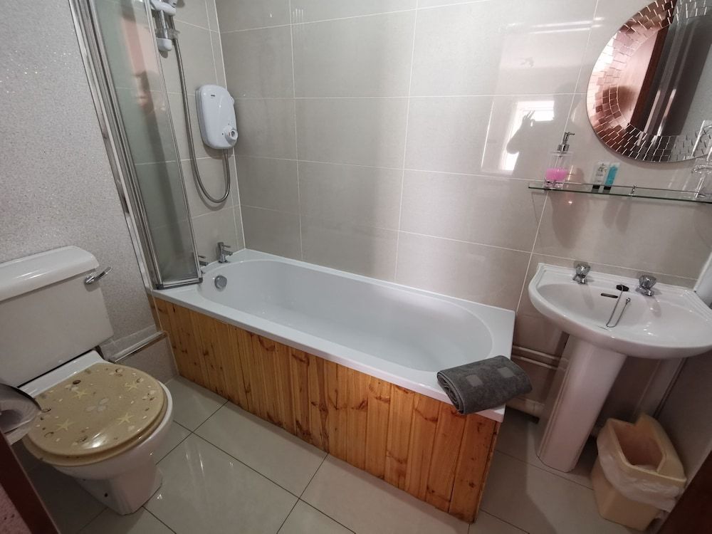 St Ronans Hotel Basic Triple Room, Ensuite (Room 6) 4