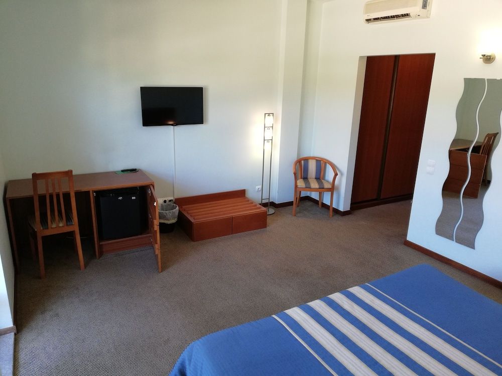 La Fontaine Hotel Family Room (2 adults + 2 children) 18