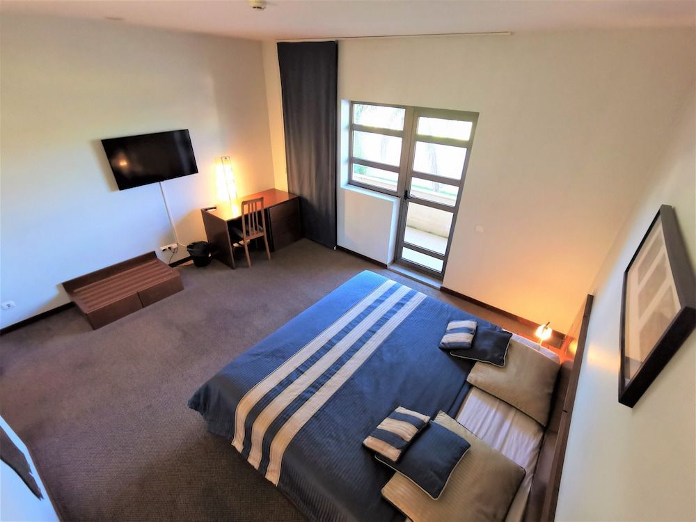 La Fontaine Hotel Family Room (2 adults + 2 children) 8