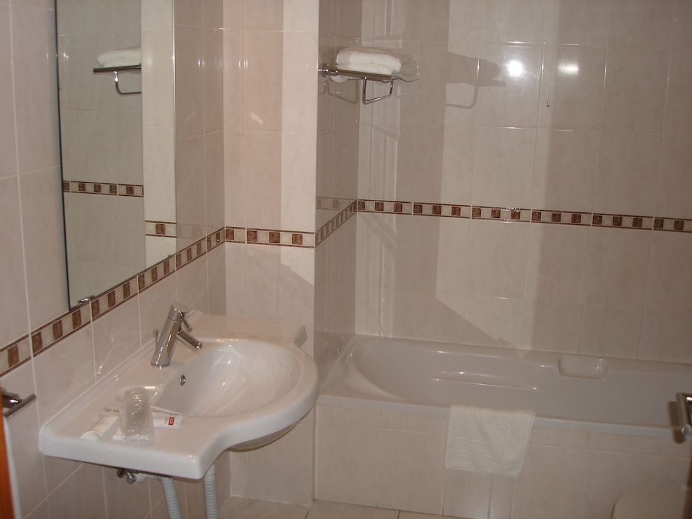 La Fontaine Hotel Family Room (2 adults + 2 children) 12