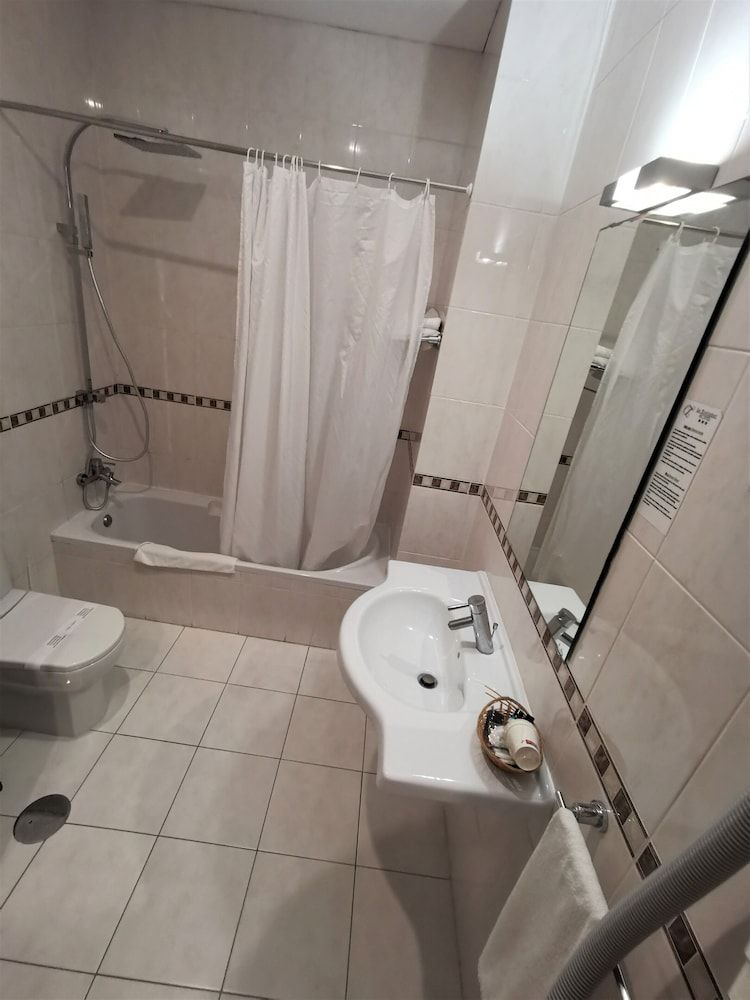 La Fontaine Hotel Family Room (2 adults + 2 children) 14