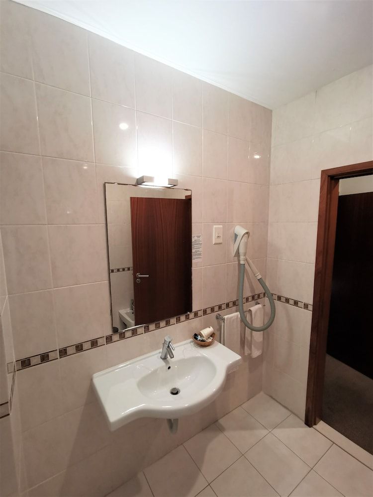 La Fontaine Hotel Family Room (2 adults + 2 children) 13