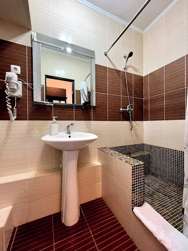 Iris Hotel Standard Double Room 4