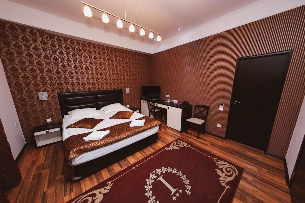 undefined Iris Hotel 3