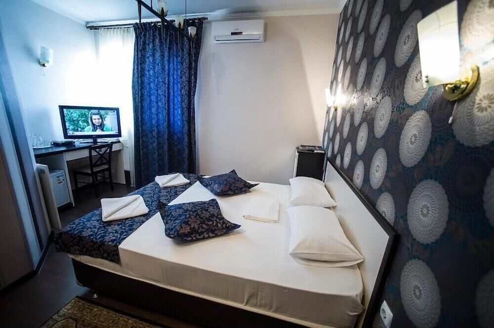 Iris Hotel Standard Double Room