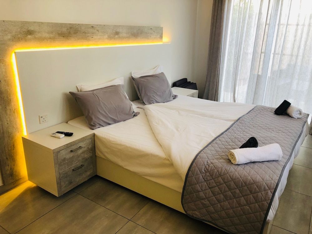 undefined White 11 5