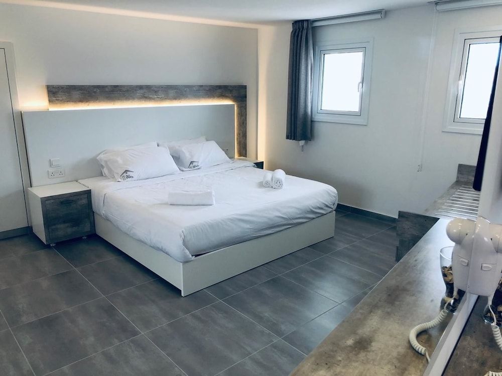 undefined White 11 6