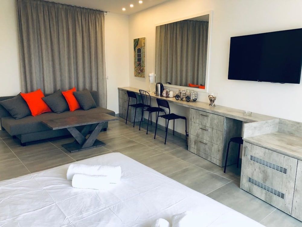 White 11 Studio, Balcony (203)