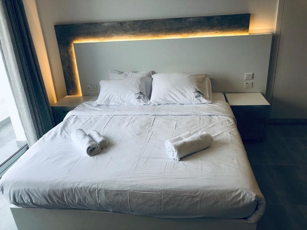 White 11 Studio, Balcony (203) 2