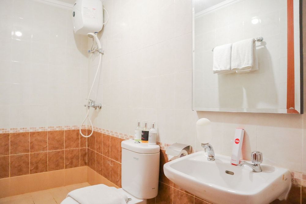 Collection O 6 Grand Palace Kemayoran Deluxe Twin Room 12