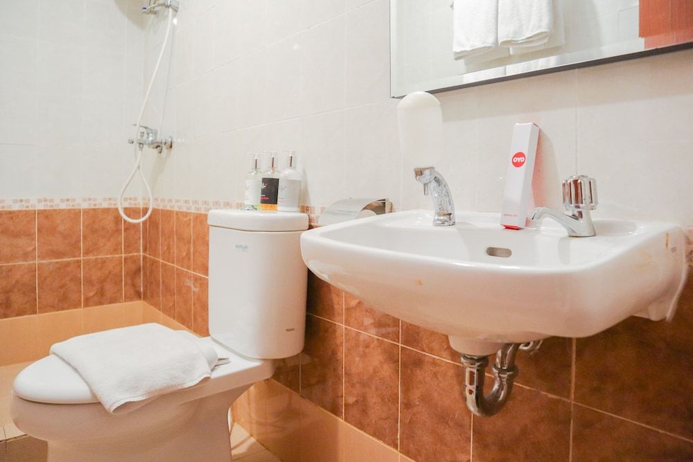 Collection O 6 Grand Palace Kemayoran Deluxe Twin Room 11