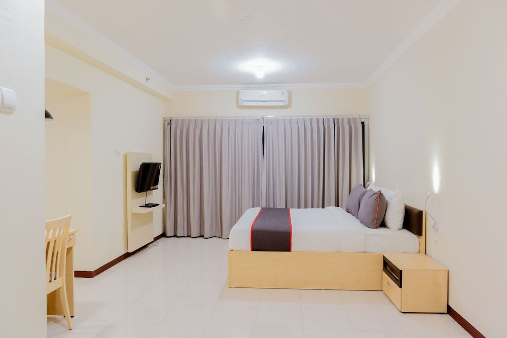 Collection O 6 Grand Palace Kemayoran Deluxe Double Room