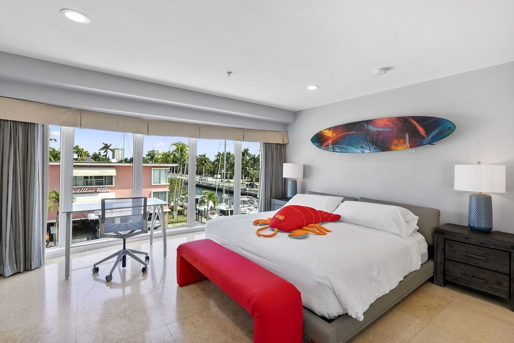 Isle of Venice Luxury Penthouse, 3 Bedrooms, Balcony, Bay View 2