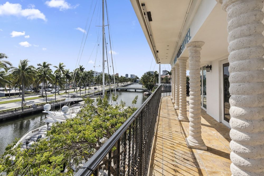 Isle of Venice Luxury Penthouse, 3 Bedrooms, Balcony, Bay View 4