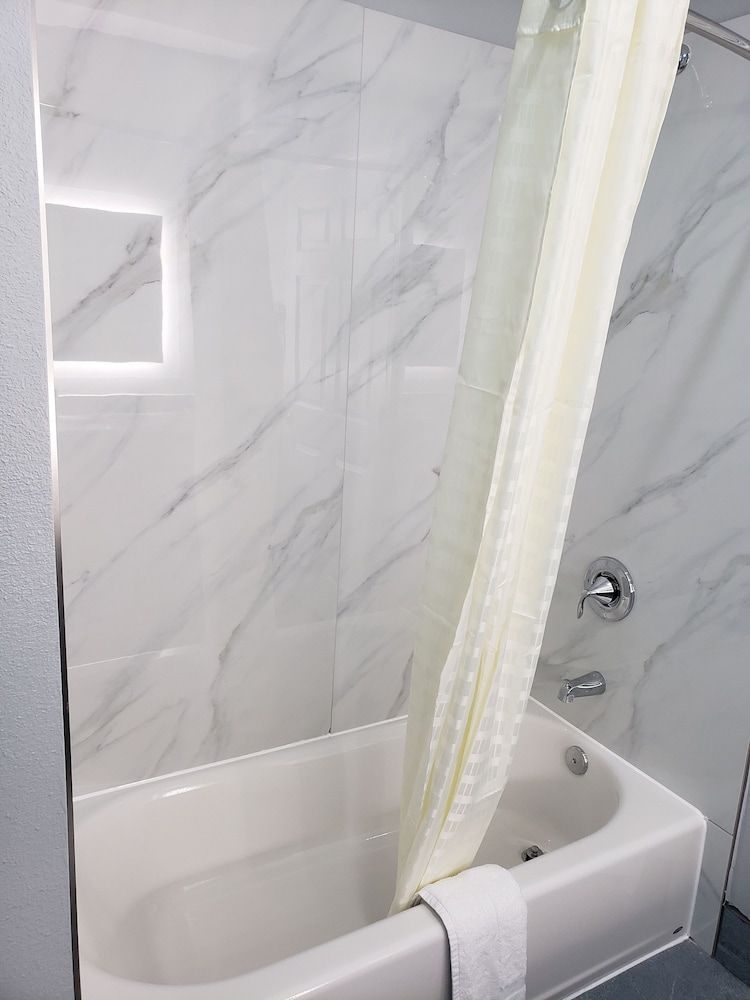 Americas Best Value Inn & Suites Kingwood IAH Airport Room, 2 Queen Beds, Non Smoking 5