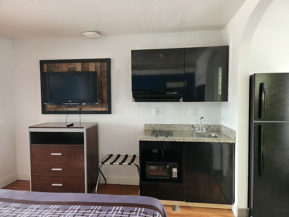 Express Inn Tomball Deluxe Single Room, 1 King Bed, Non Smoking, Kitchenette 8