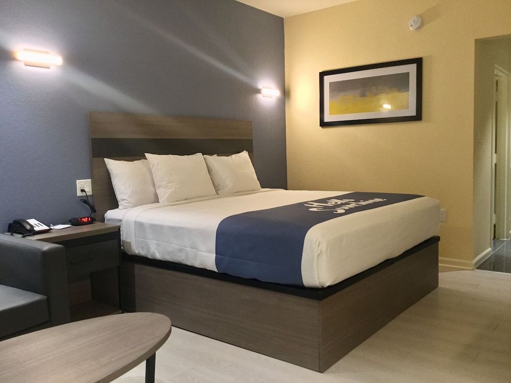 Room, 1 King Bed, Accessible (Mobility,Hearing,Roll-In Shower)