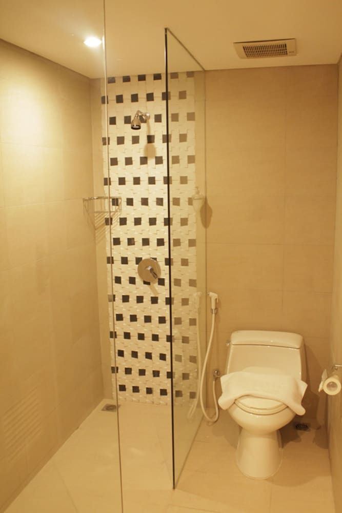 The Azana Hotel Airport Semarang Deluxe Double Room 4