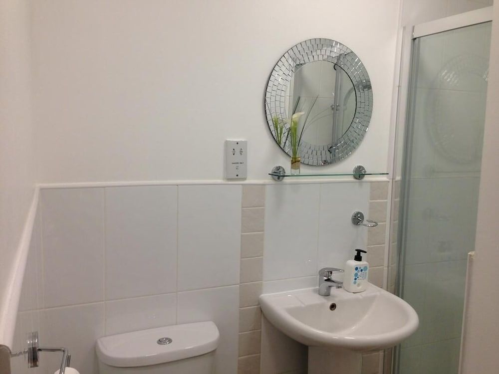 Apple House Guesthouse Heathrow Airport Comfort Double Room, Shared Bathroom 4