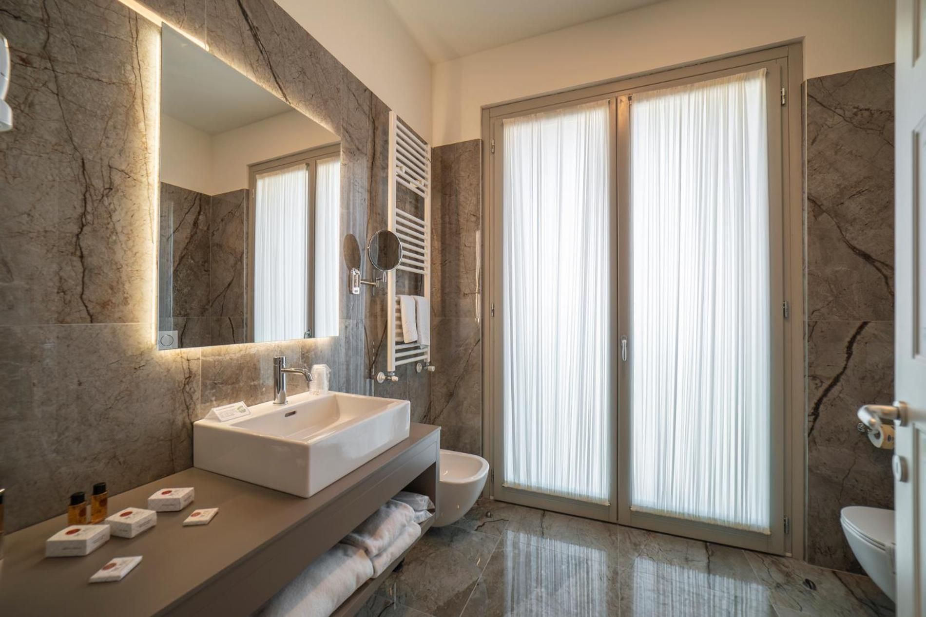 Family Suite (4 Adults + 2 Children)